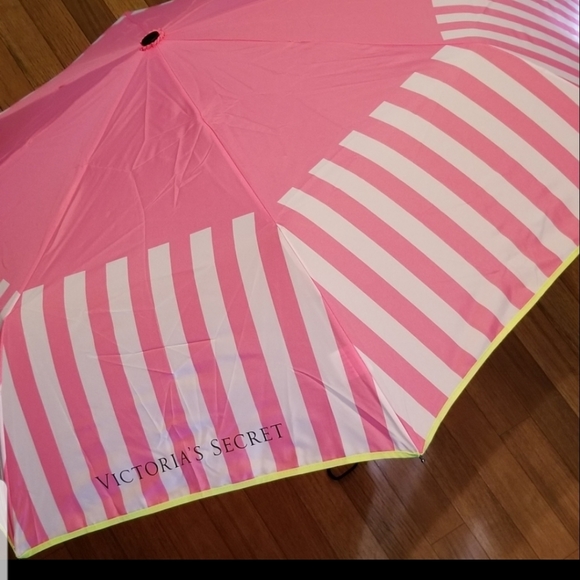NWT VS LIMITED EDITION UMBRELLA. RETAIL $68 - Picture 3 of 9